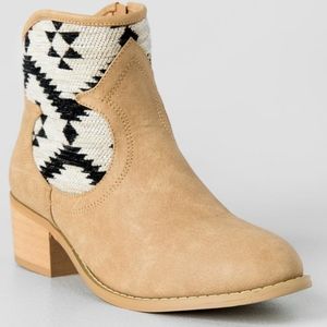 Francesca's Wallis Festival Bootie Size 6